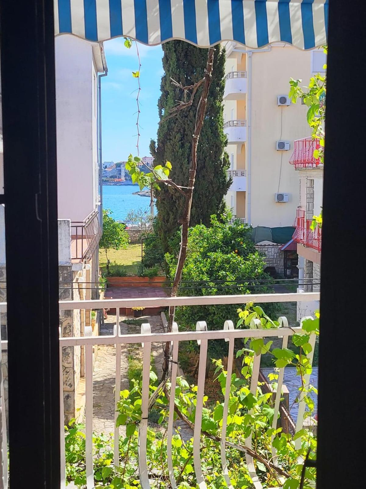 Apartment Bunjo'S Beach House Трогир Экстерьер фото